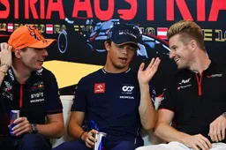 Verstappen lacht na opmerking van Russell: 'Ik ben wel een seconde sneller'