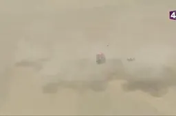 Video: De gruwelijke klapper van Nani Roma tijdens de Dakar rally