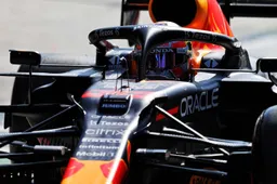 Verstappen scheurt met zijn Red Bull door smalle straatjes in Italië