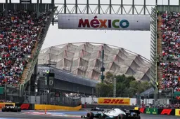 Hamilton kijkt zijn ogen uit: ''Verstappen is echt heel snel op deze baan''
