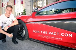 Awesome! VanDoorne Uber-coureur in een Mclaren 570S.