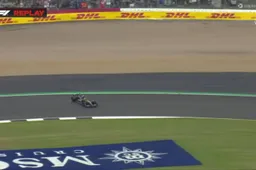 Hamilton spint tijdens kwalificatie op Silverstone en veroorzaakt gele vlag