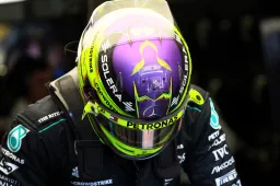 Hamilton fala sobre o fato de não estar na frente: "Menos estressante"
