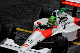 Hamilton bromea durante "increíble" homenaje a Senna: "No hablemos del W15"