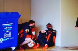 Verstappen zit er doorheen en wordt getroost door personeel Red Bull