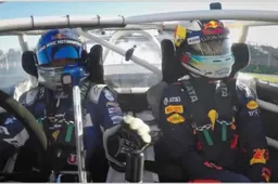 Grijnzende Ricciardo als bijrijder van driftkampioen op Albert Park