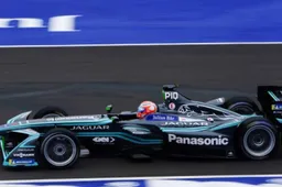 Fan verslaat huidige Formule E-coureurs tijdens een race