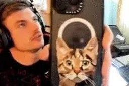 Verstappen met T-shirt en telefoonhoesje in kattenthema op dierendag