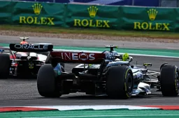 Mercedes explica por qué Hamilton no paró en la lucha contra Verstappen