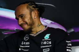 Hamilton met zijn hoofd al bij Ferrari? 'We praten regelmatig'
