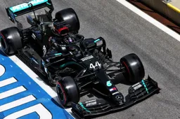 Geen straf voor Hamilton door conflicterende vlaggen naast de baan