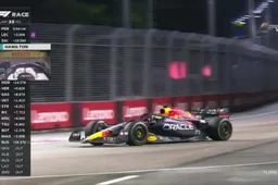 Hamilton parkeert zijn Mercedes in de muur tijdens GP Singapore