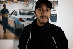 Video: Hamilton brengt een bezoek aan de Mercedes fabriek