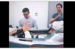 Hamilton laat zitje aanmeten in fabriek Mercedes