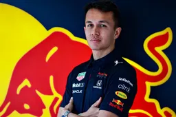 Albon demonstreert golftalent in pitstraat TT-circuit Assen