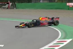 Max Verstappen drift door een kletsnatte Parabolica