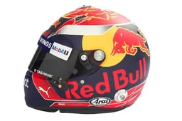 In beeld: De nieuwe helm van Max Verstappen