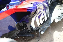 Kijken: Alonso ontwijkt ternauwernood chaos in bocht één van GP Frankrijk 2018
