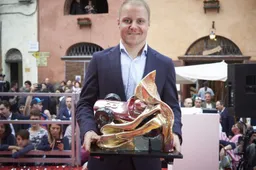 Valtteri Bottas krijgt trofee wegens sterke prestaties vorig jaar
