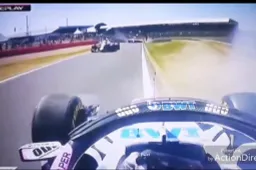 Sergio Perez blundert tijdens de start van de Britse Grand Prix!