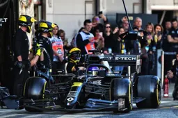Fourth red flag on Friday in Barcelona as Ricciardo stops car