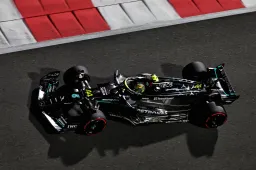 Analista tras salida en Q2 de Hamilton: "Esperanza en el Mercedes de 2024"