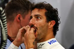 Ricciardo thanks fans in Singapore for 'parting gift'