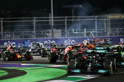 Opnieuw een rode vlag door grote chaos bij de herstart, Hamilton woest