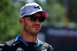 Gasly cabreado con su equipo: '¡Ocon siempre va primero!'
