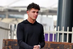 Lando Norris sofre um acidente com sua Ferrari F40
