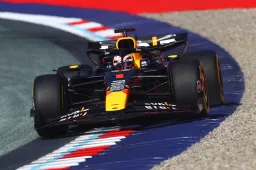 Verstappen is Norris weer te slim af en wint de sprintrace in Oostenrijk
