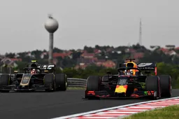 Verstappen boos op Magnussen via boordradio: "Hij stuurde op mij in"