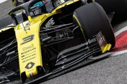Ricciardo hoping for Renault updates after double DNF