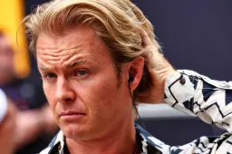Rosberg acha que Verstappen está cometendo um erro ao "desperdiçar energia