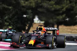 Rosberg sees "unusual" move from Hamilton during Verstappen overtake