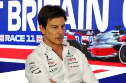 Wolff pide disculpas por su "gran error": 'No debería hacerse muy a menudo'