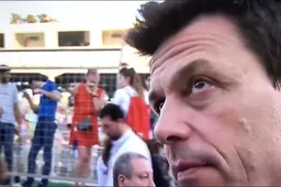 Video: Toto Wolff snoert Ted Kravitz de mond!