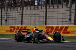 Alonso le da la P3 a Pérez, Norris tira la carrera y Verstappen la gana