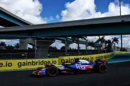 Ricciardo suma sus primeros puntos, Leclerc achica la brecha con Pérez