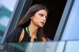 Verstappens vriendin Kelly Piquet en Penelope schitteren in de sneeuw