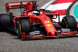 Ferrari en Renault coureurs in de buurt van gridstraf na wisselen motoronderdelen