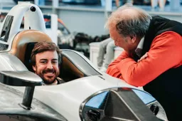 Fernando Alonso inspecteert zijn Indy500-cockpit van McLaren voor 2019