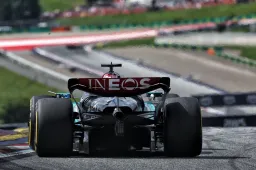 Volledige uitslag GP Oostenrijk | Russell wint na crash Norris en Verstappen
