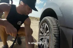 Lol! Ricciardo laat zien hoe je een band wisselt in drie seconden...