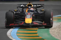 Verstappen maakt grote stap voorwaarts in VT3, Piastri de snelste man