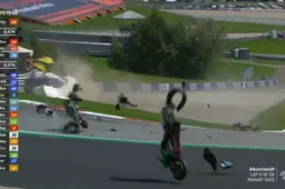 Enorme crash in MotoGP, Rossi ontloopt op een haar na ernstig letsel