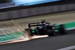 Bottas valt terug door lekke band en veroorzaakt bijna botsing met Perez