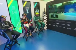 Verstappen, Alonso en Hamilton praten samen na in de Canadese greenroom