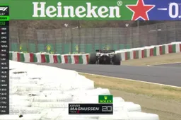 Magnussen spint tijdens de derde vrije training in Japan