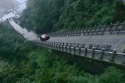 Video: Ho-Pin Tung beklimt 999 treden met Range Rover